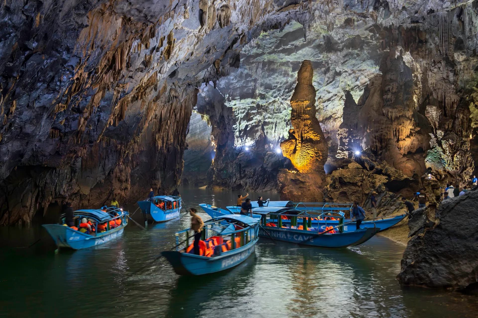 Tham quan 2 động Phong Nha - Tiên Sơn