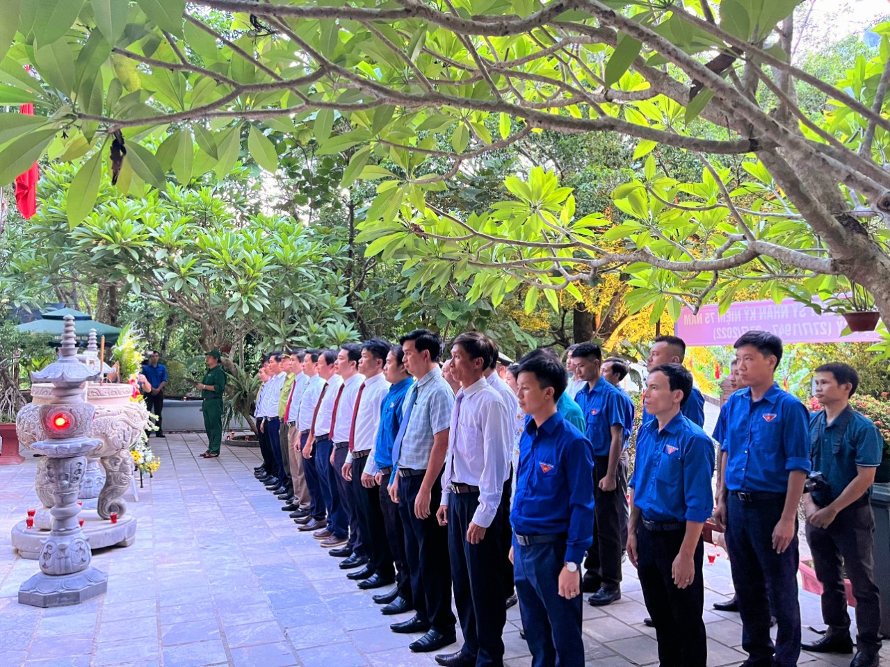 Đảng ủy, BQL VQG Phong Nha - Kẻ Bàng dâng hương tại Đền Tưởng niệm